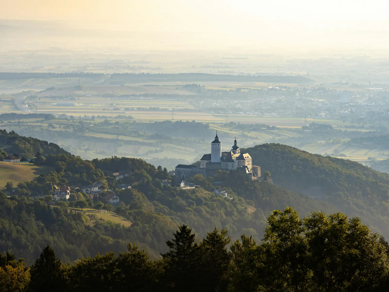 Burg Forchtenstein über dem morgendlichen Dunst der burgenländischen Ebene