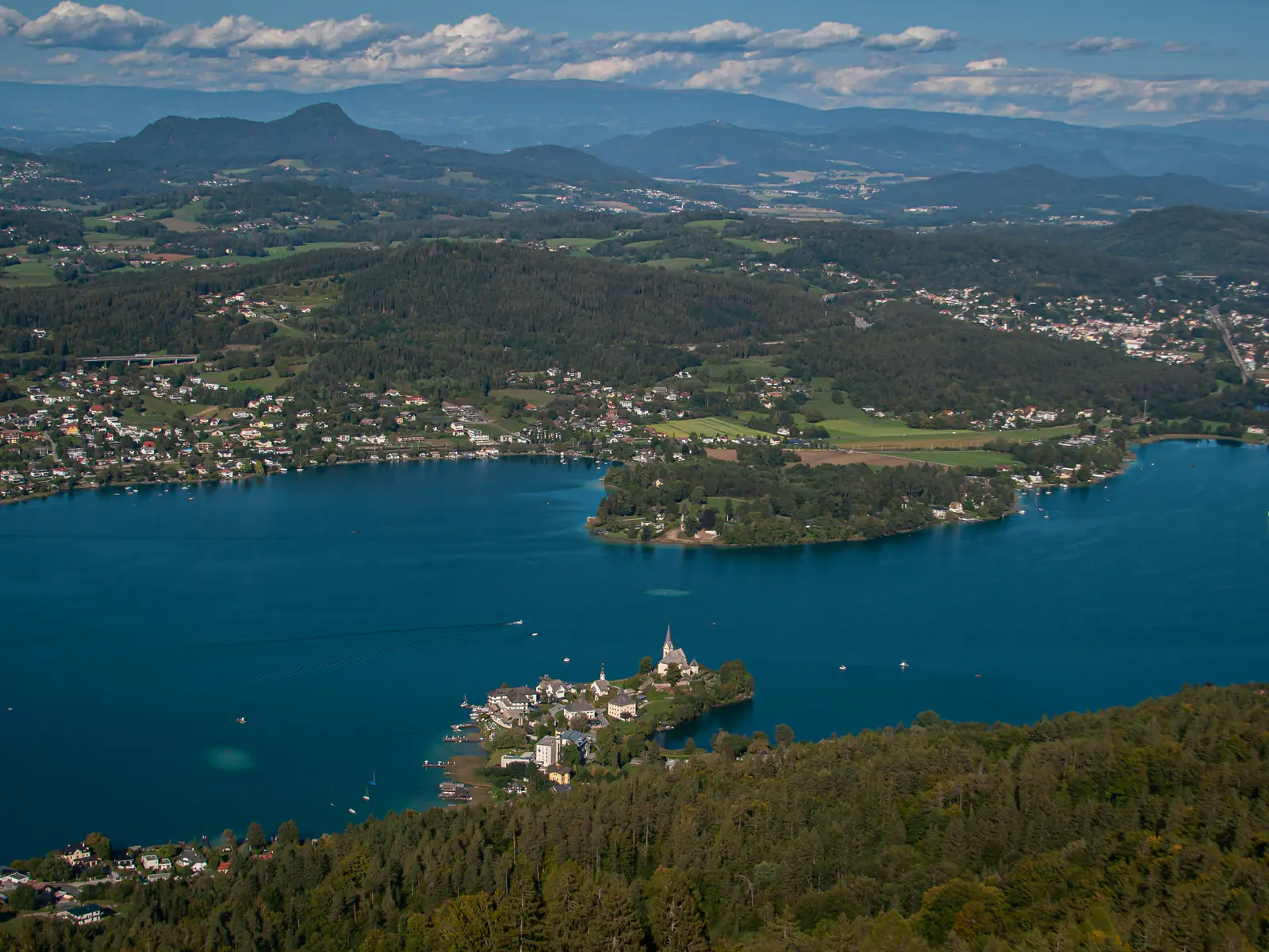 Blick über den Wörthersee auf die Halbinsel Maria Wörth mit ihrer Kirche