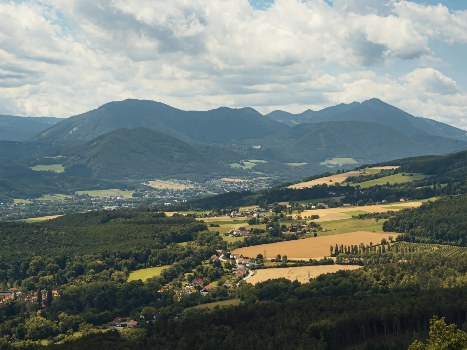 Blick von der Gfieder Warte über Felder, Wälder und Ortschaften im niederösterreichischen Industrieviertel