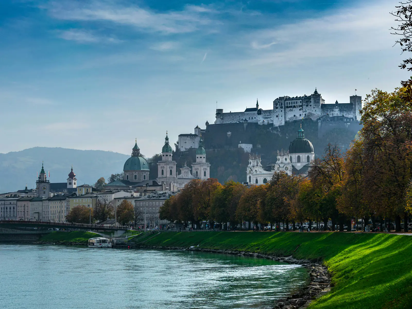 Die Salzburger Altstadt an der Salzach mit den Domtürmen und der Festung Hohensalzburg