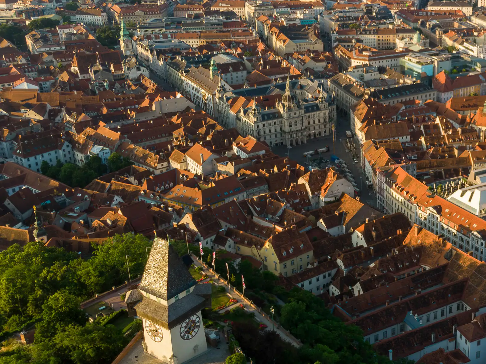 Luftbild der Grazer Altstadt mit Uhrturm, Hauptplatz und Rathaus