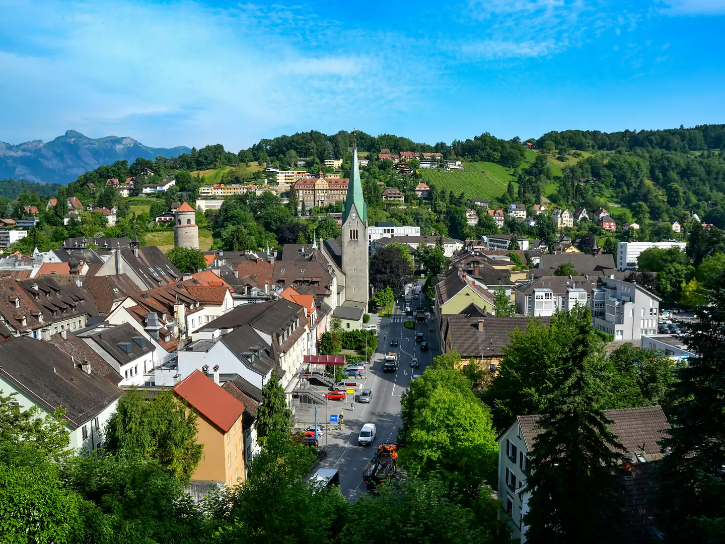 Blick über die Altstadt von Feldkirch mit Domkirche und Katzenturm